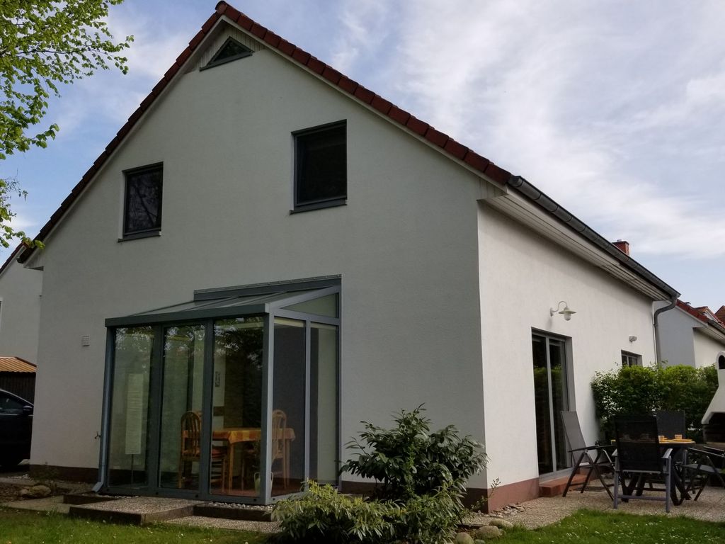 Außenansicht mit Terrasse und Wintergarten
