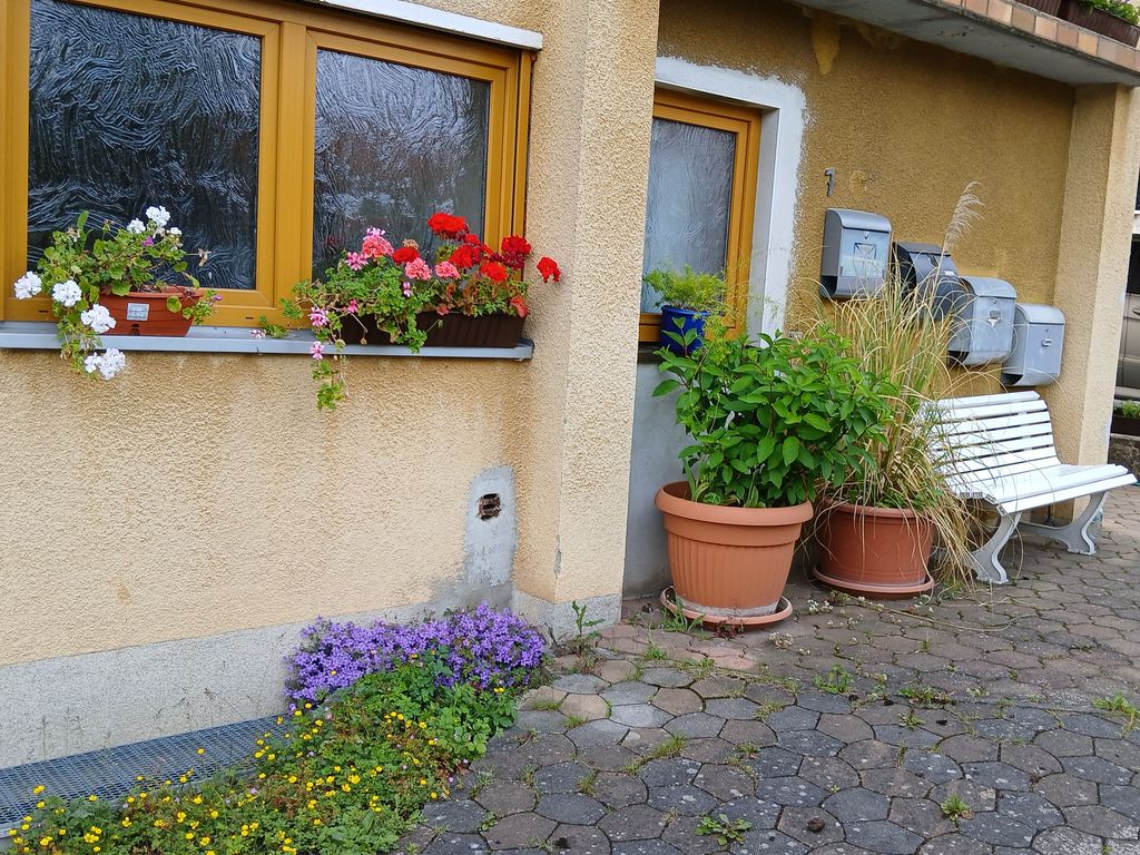 Sitzmöglichkeit vor dem Haus