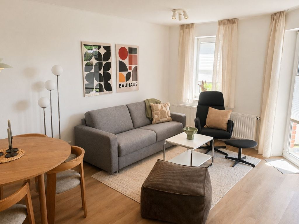 Wohnzimmer mit Zugang zum Balkon
