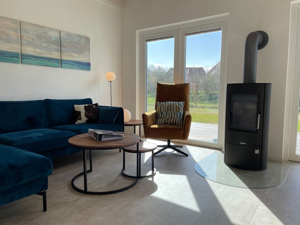 das geräumige Wohnzimmer mit Kamin