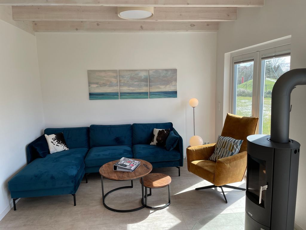 das geräumige Wohnzimmer mit Kamin