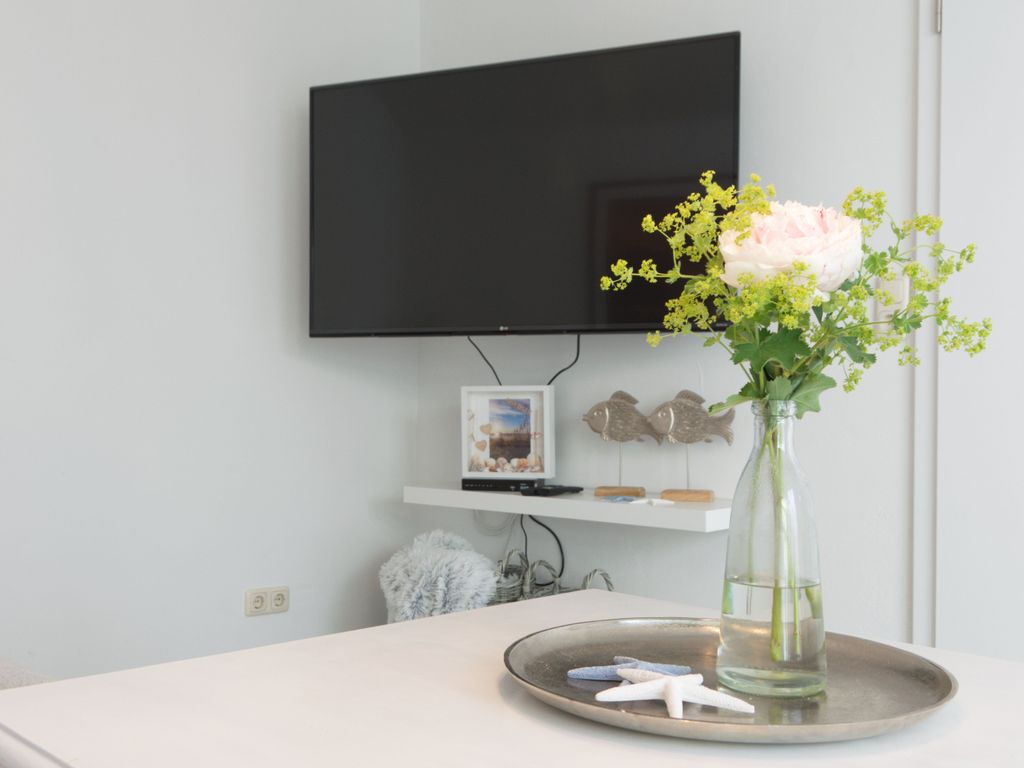 Moderner Wohnbereich mit Flatscreen-TV und liebevollen Deko-Details  ideal für entspannte Fernsehabende.