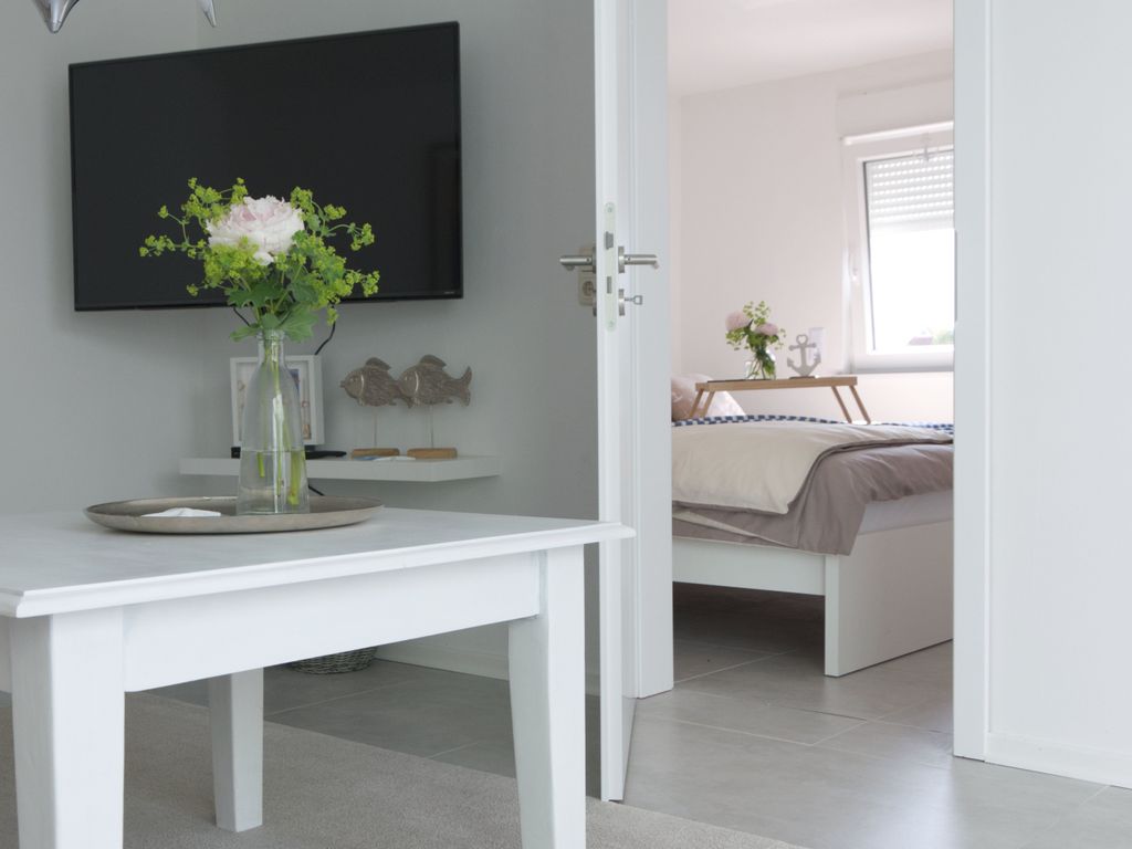 Einladender Blick vom Wohnbereich ins Schlafzimmer  offene, lichtdurchflutete Raumgestaltung mit Wohlfühlcharakter.