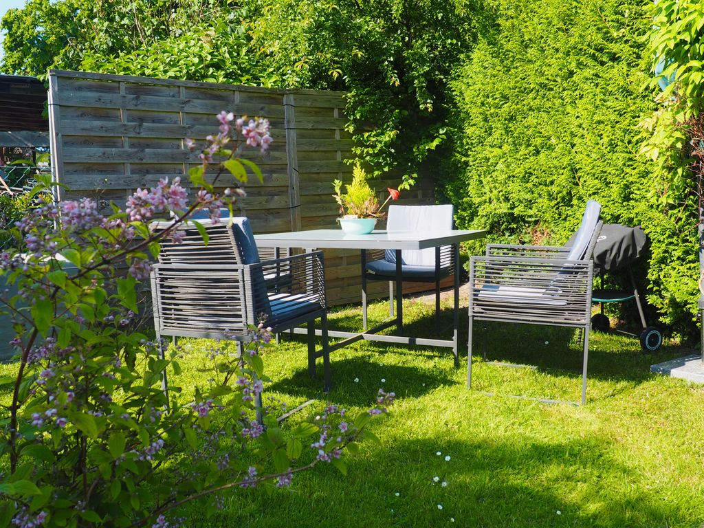 Sitzbereich im Garten mit Grill