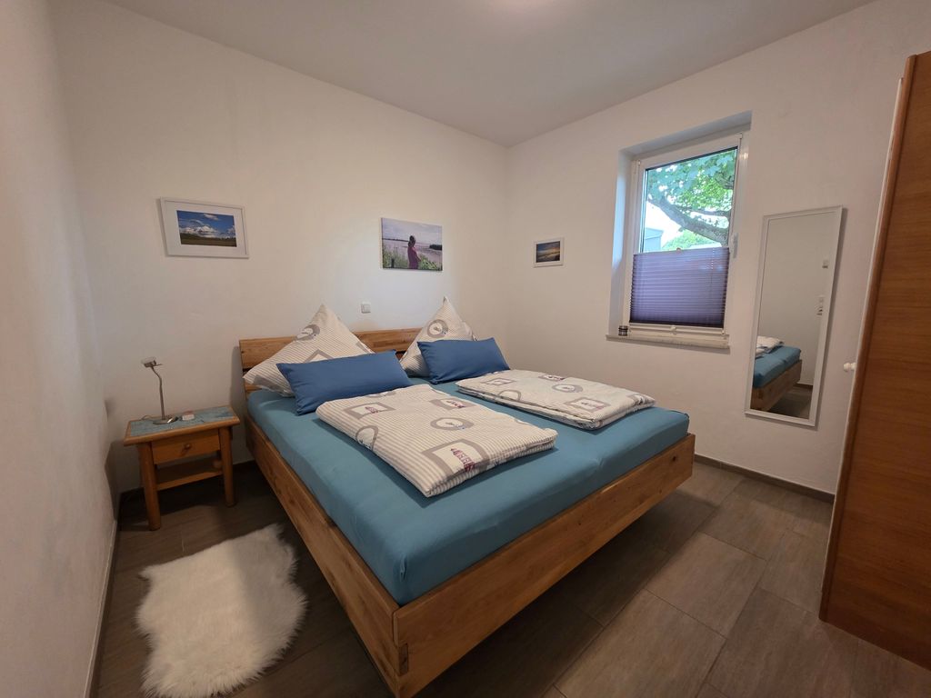 Schlafzimmer Bett 1,80 x 2,00 m.