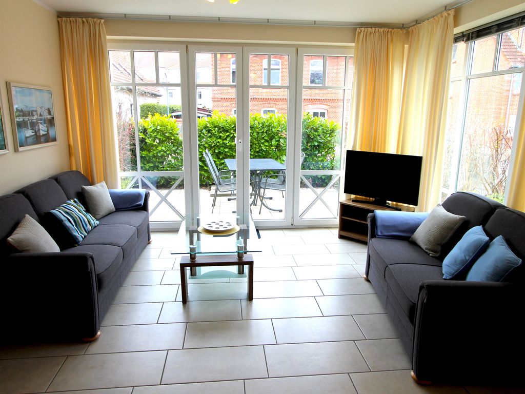 Wohnzimmer mit 2 Couchen und Terrassenausgang