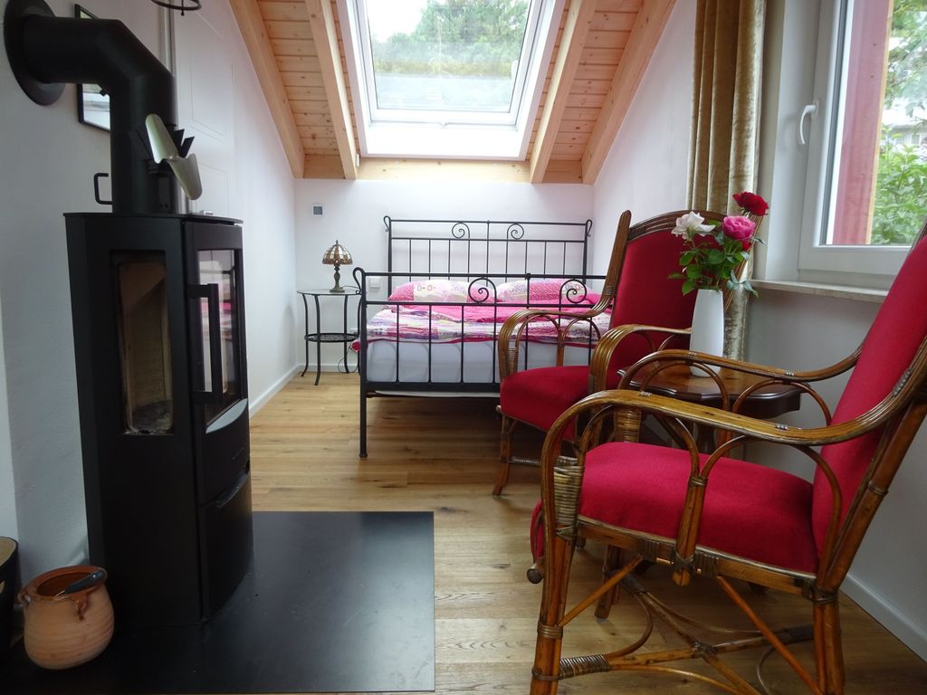 Schlafzimmer mit Kaminofen