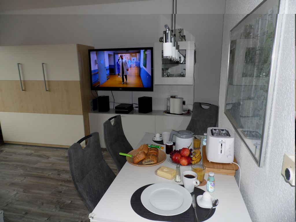 Essecke mit TV und hochwertiges Schrankbett 180 x 200