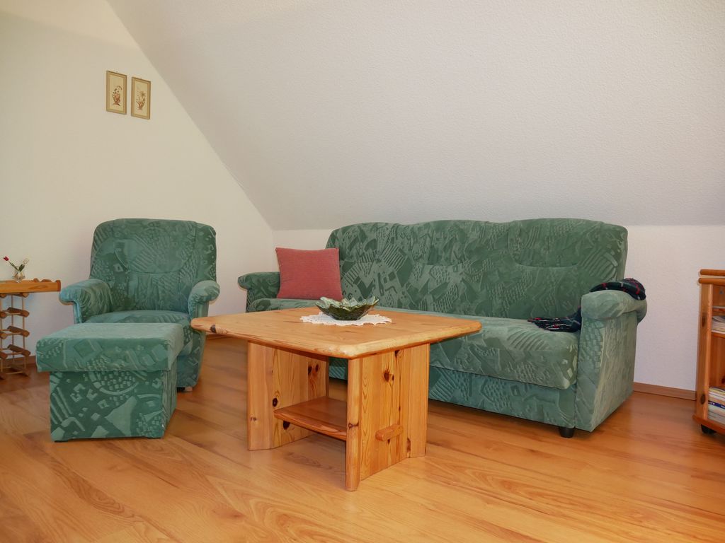 Wohnzimmer mit offener Küche