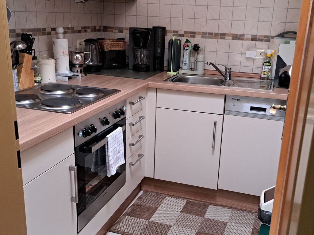 Küchenzeile mit Backofen und Herd