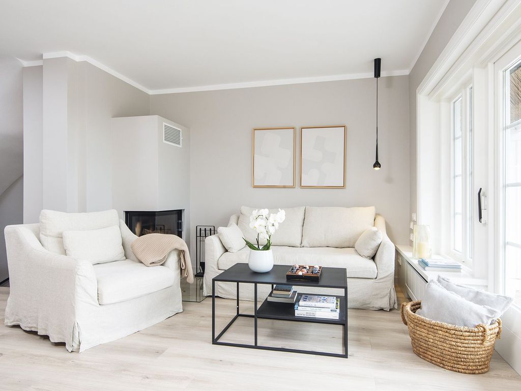 Gemütliche Sofaecke mit Kamin und Wattblick
