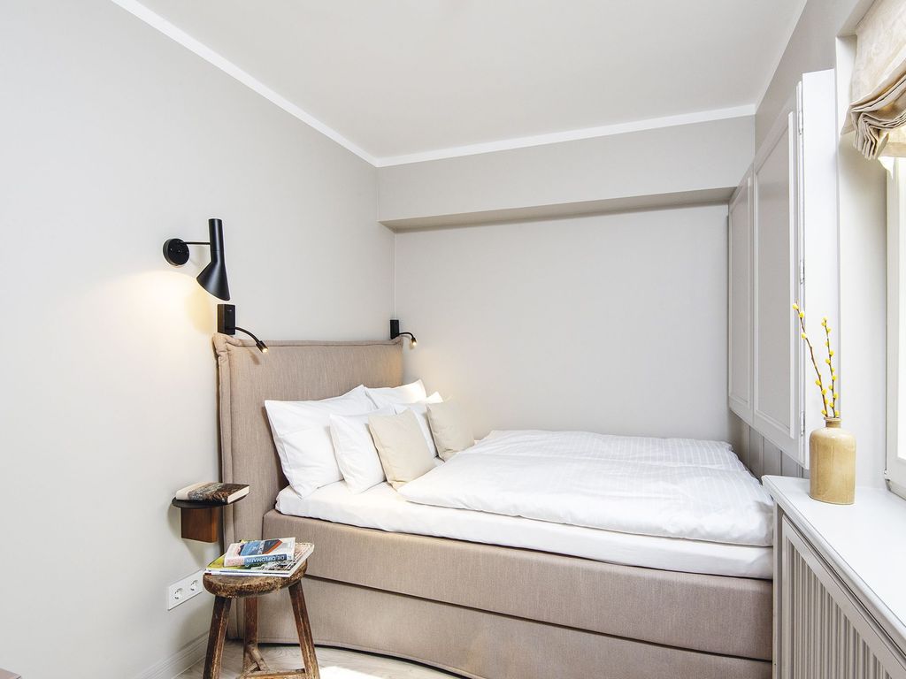 Kleines Gästezimmer mit kleinem Doppelbett im Untergeschoss