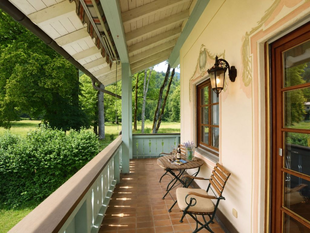 Balkon mit Blick ins Grüne und auf die Berge