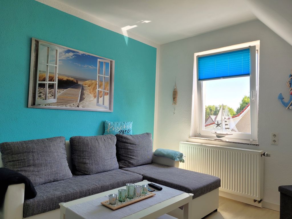 Wohnzimmer mit Couchecke, TV und Schlafcouch