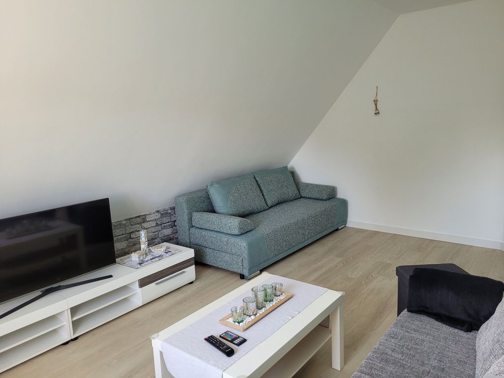 Wohnzimmer mit Couch sowie Schlafcouch für 2 Personen