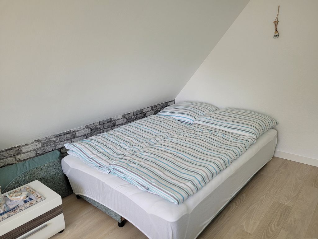 Schlafcouch ausgezogen + bezogen