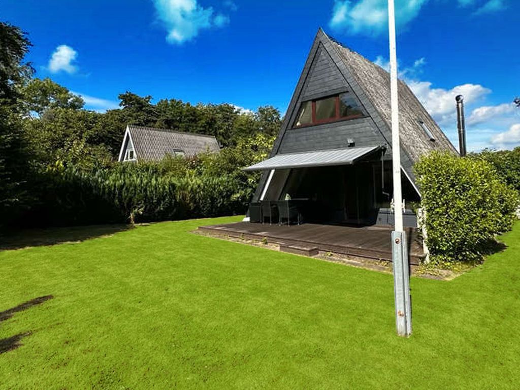 Zeltdachhaus mit Zaun in Strandnähe