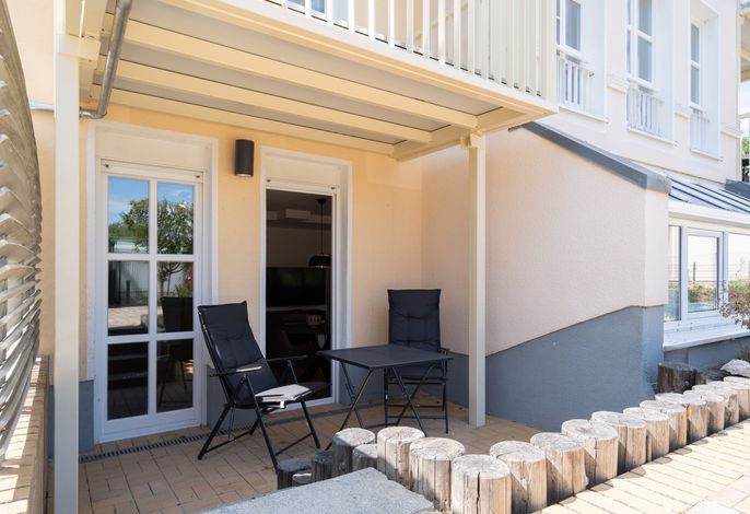 Villa Elisabeth Bansin: überdachte Terrasse mit Sitzplatz an der Hausrückseite