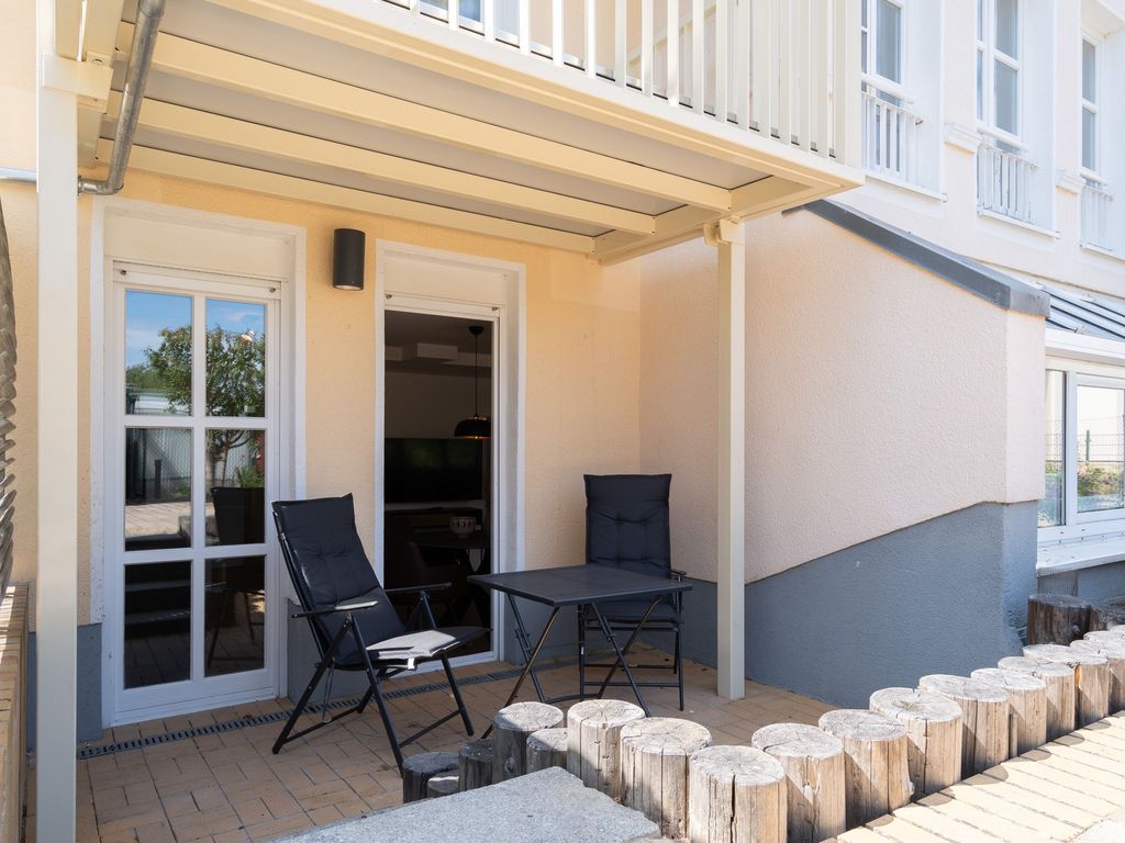 Villa Elisabeth Bansin: überdachte Terrasse mit Sitzplatz an der Hausrückseite