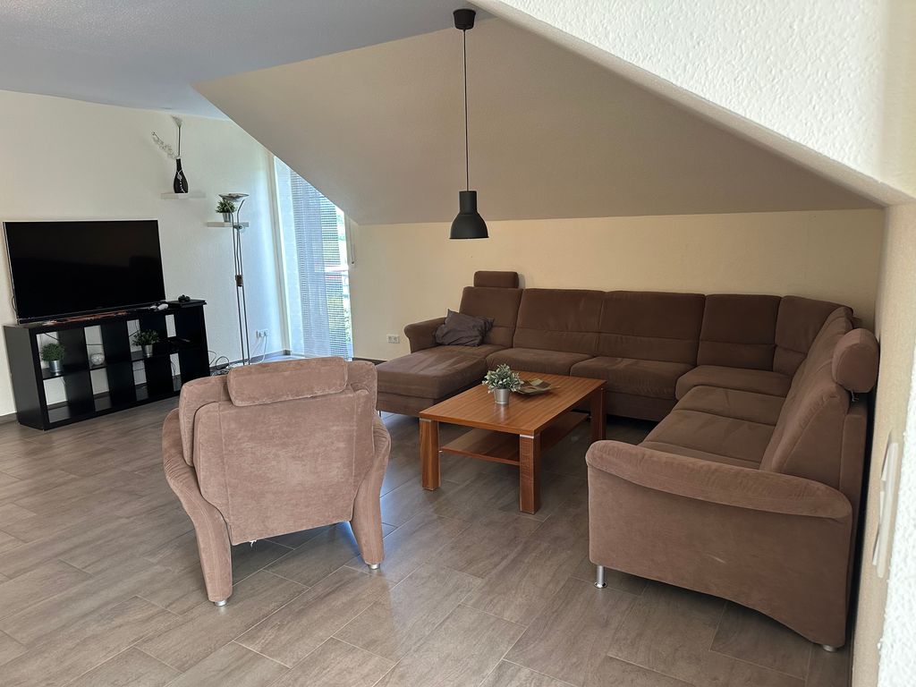 Großzügiges Wohnzimmer mit Wohnlandschaft und extra Schlafcouch