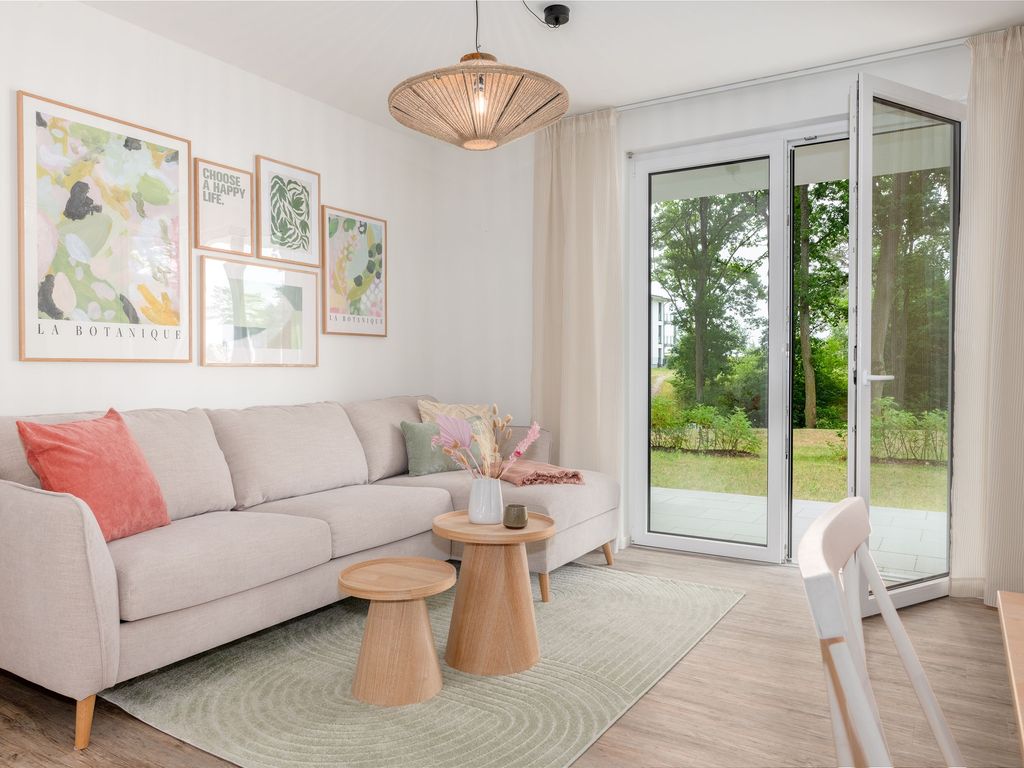 Wohnbereich und Tür zur Terrasse