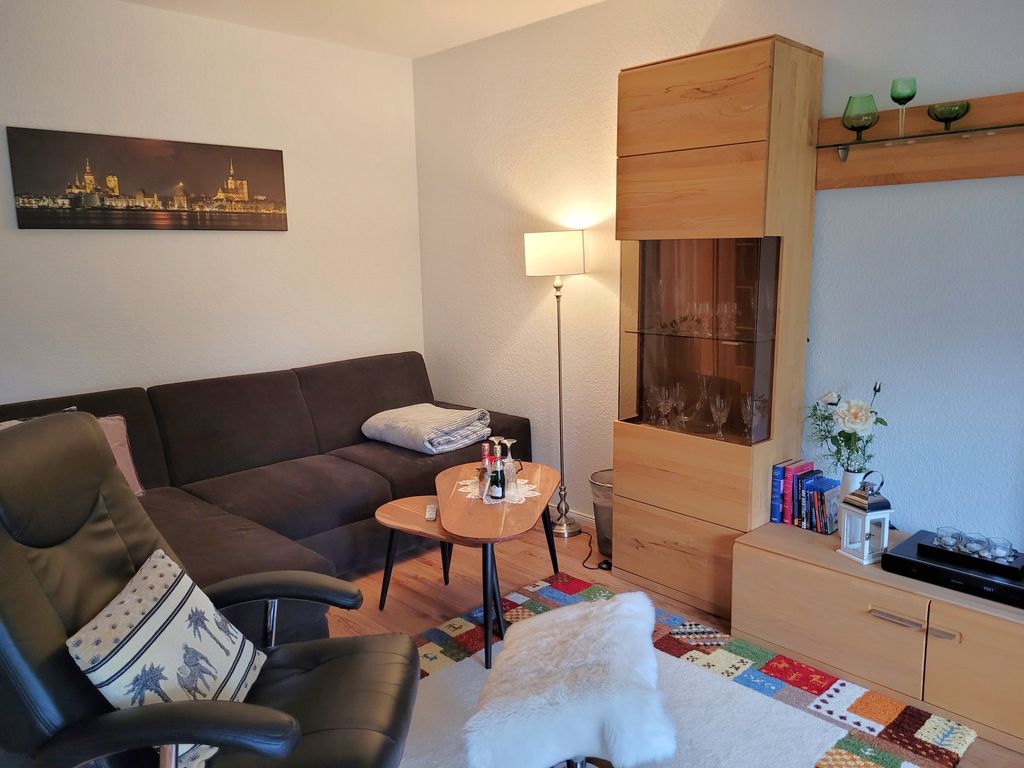 gemütliche Couch im Wohnzimmer - hier kann aufgebettet werden