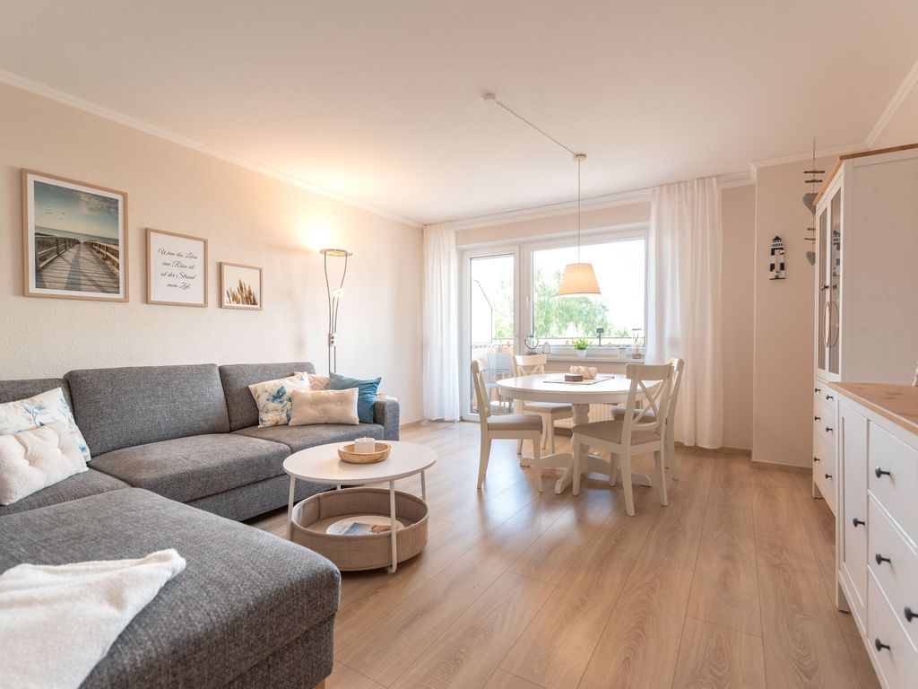 Wohnzimmer mit Balkon