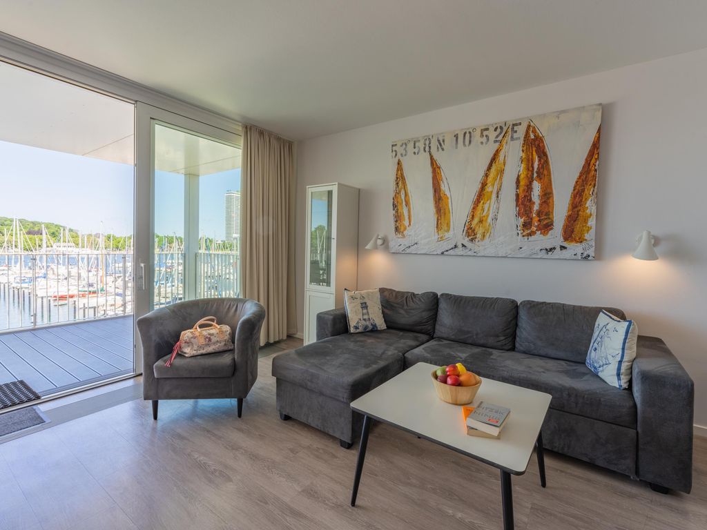 Komfortables Wohnzimmer mit gemütlicher Couch.