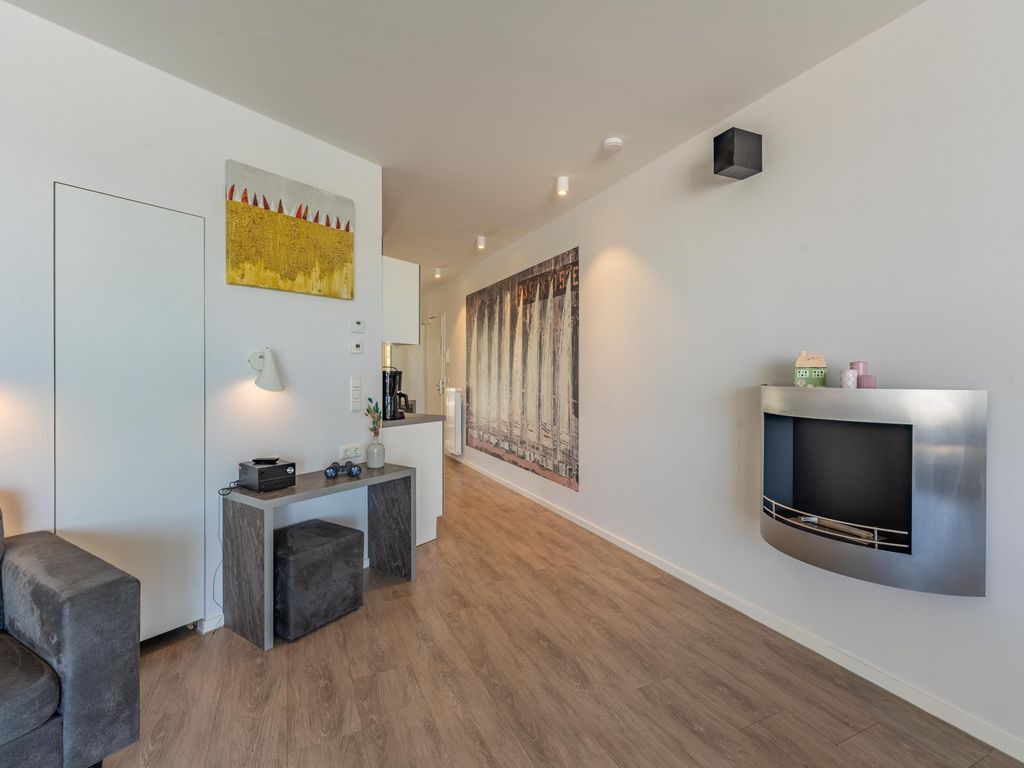Wohnbereich mit Kamin, TV und stilvoller Einrichtung.