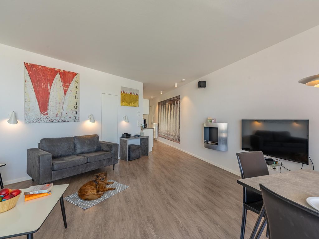 Wohnbereich mit Kamin, TV und stilvoller Einrichtung.