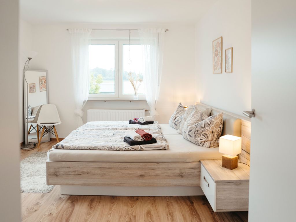 Schlafzimmer mit einem Doppelbett