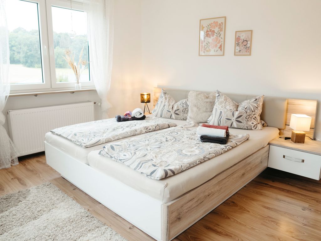Schlafzimmer mit einem Doppelbett