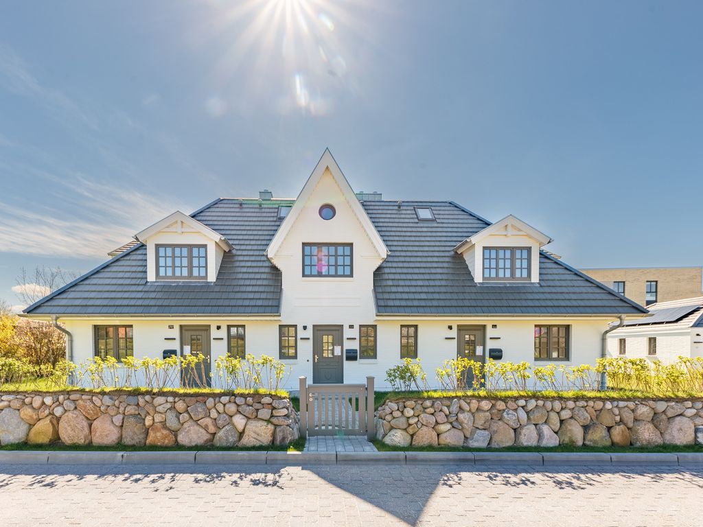 Hausansicht. Hausteil 2 ist das Mittelhaus mit dem Erker.