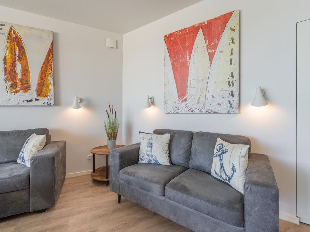 Komfortabler Wohnbereich mit gemütlicher Couch.