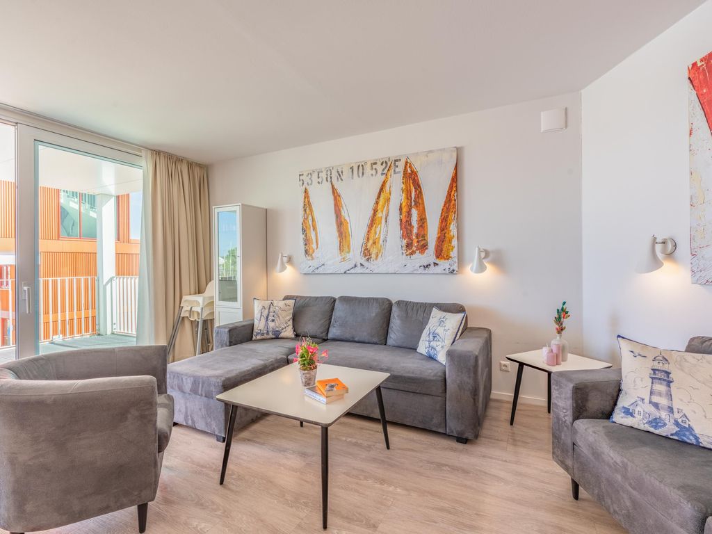 Komfortabler Wohnbereich mit gemütlicher Couch.