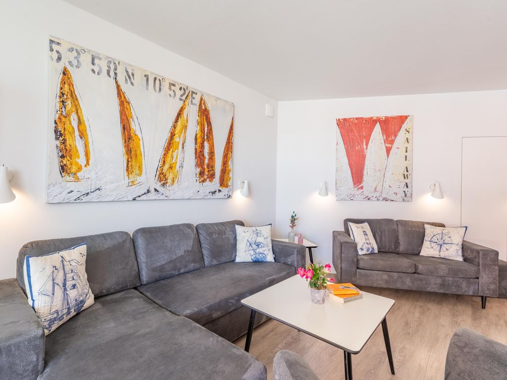 Komfortabler Wohnbereich mit gemütlicher Couch.