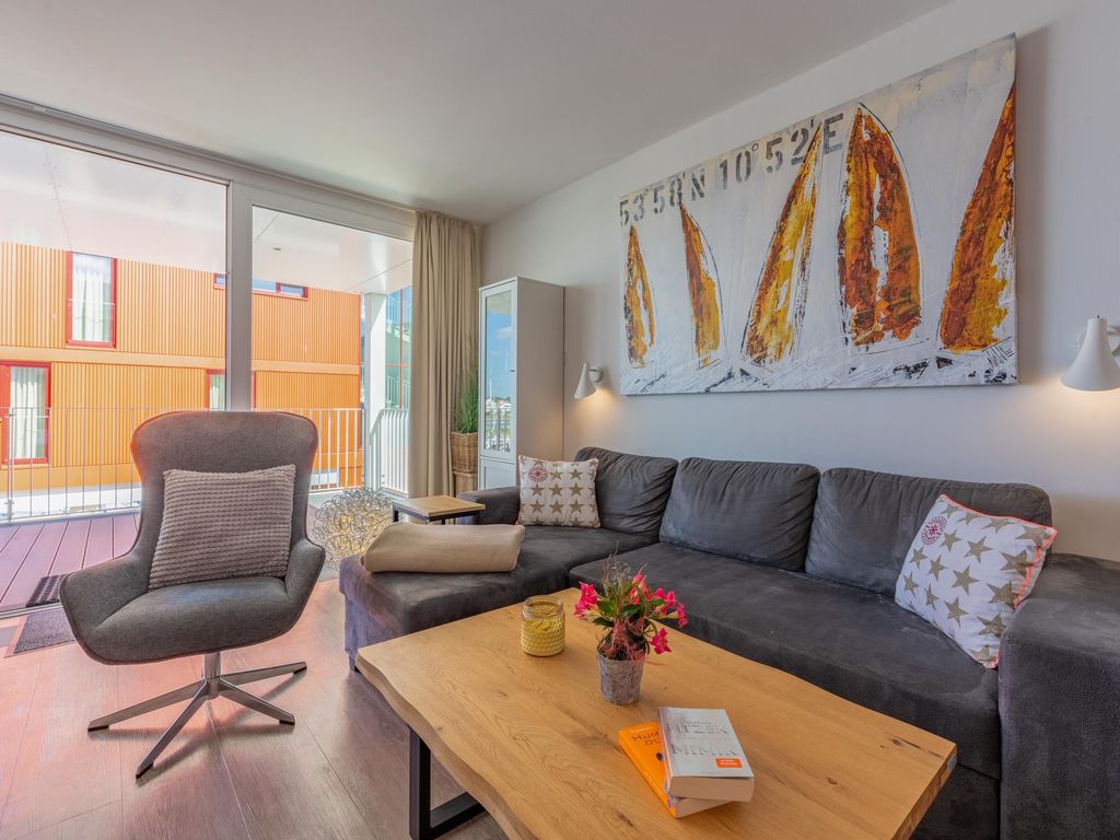 Komfortabler Wohnbereich mit gemütlicher Couch und Sessel.