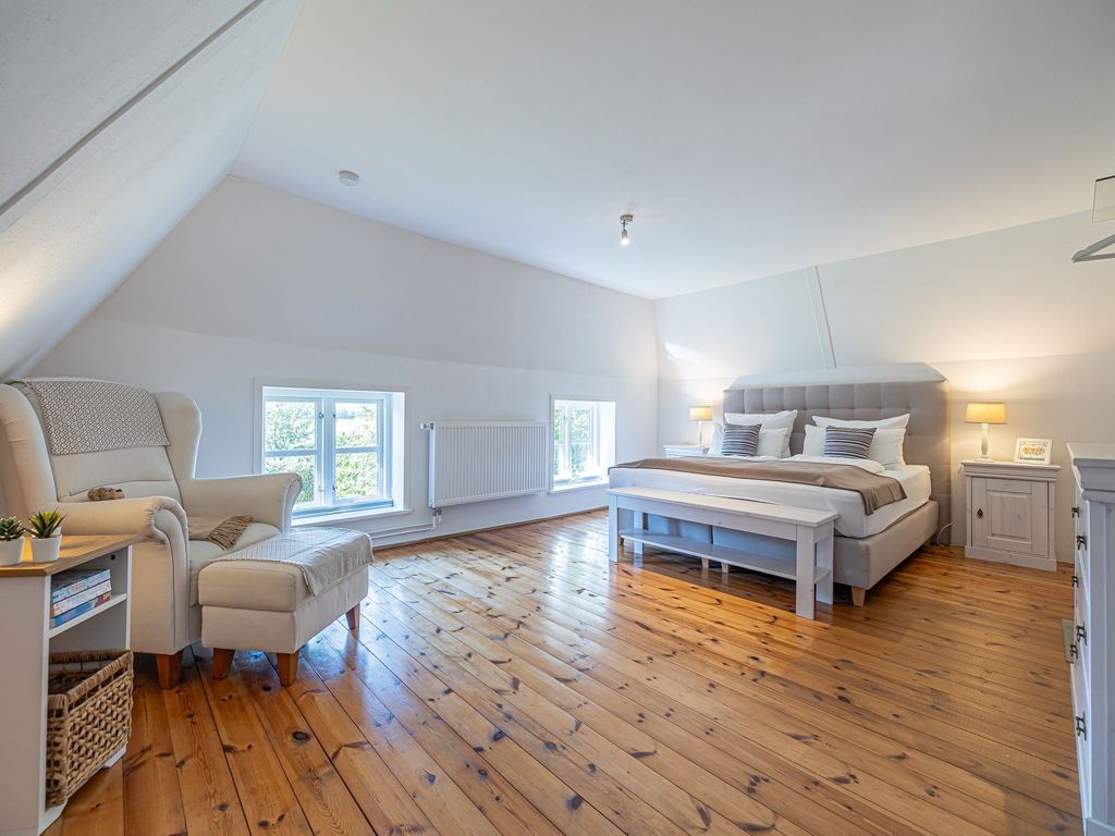 Schlafzimmer mit Boxspringbett im Obergeschoss