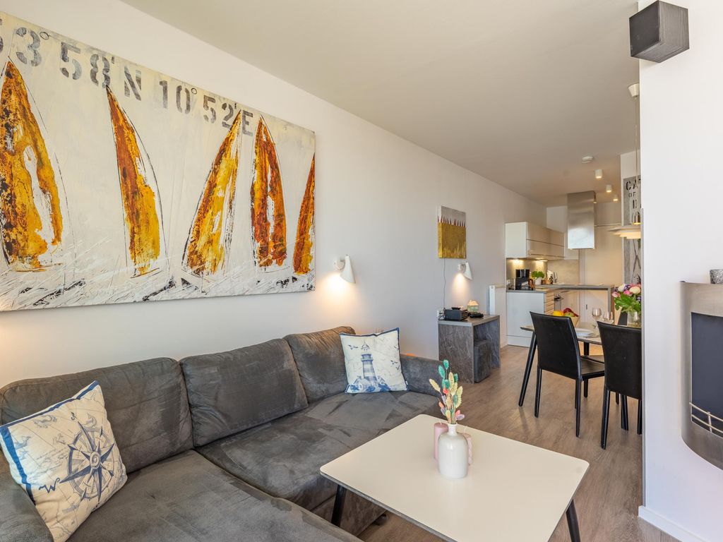 Komfortables Wohnzimmer mit gemütlicher Couch.
