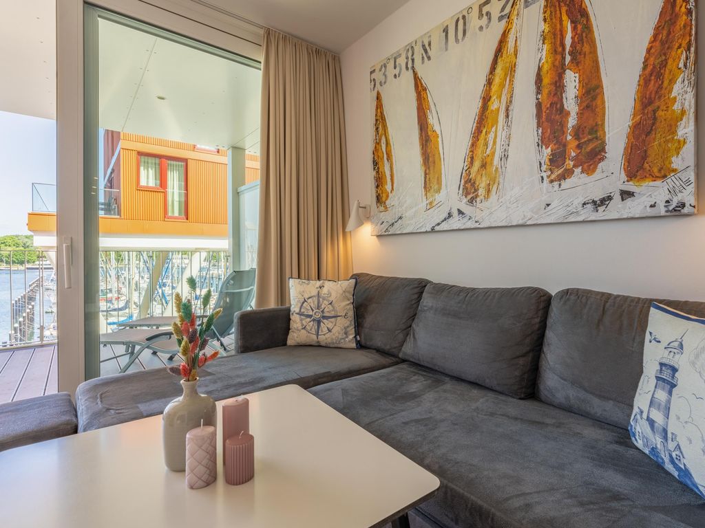 Komfortables Wohnzimmer mit gemütlicher Couch.