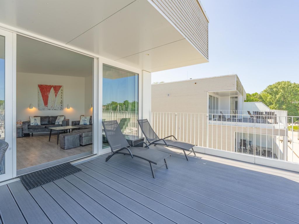 Ihr persönlicher Lieblingsplatz: Die großzügige Terrasse bietet viel Raum zum Entspannen und Genießen.