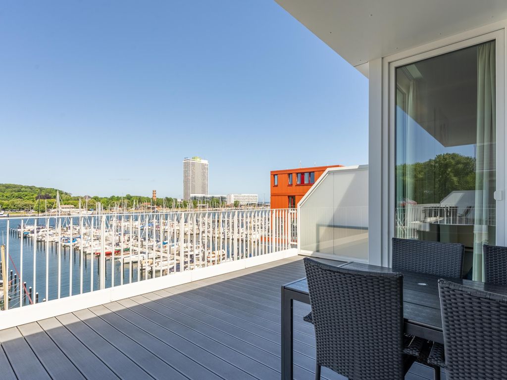 Frühstück mit Hafenblick - genießen Sie den Ausblick auf die Trave und das maritime Treiben direkt von Ihrer Terrasse.