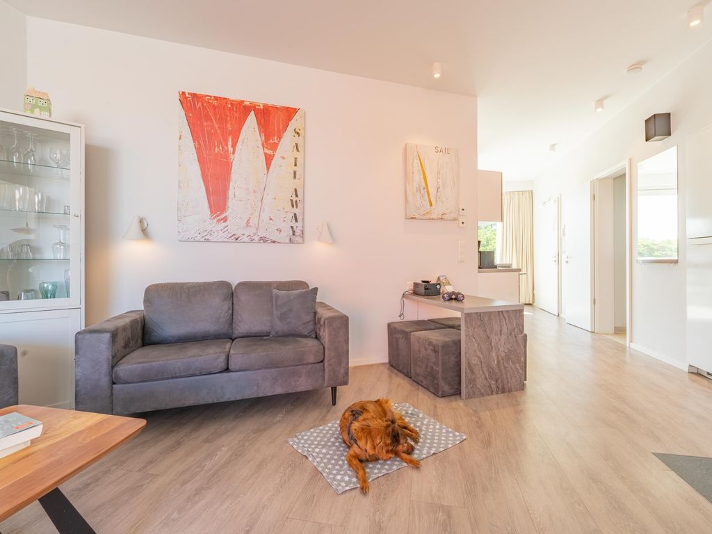 Wohnbereich mit Kamin, TV und stilvoller Einrichtung.