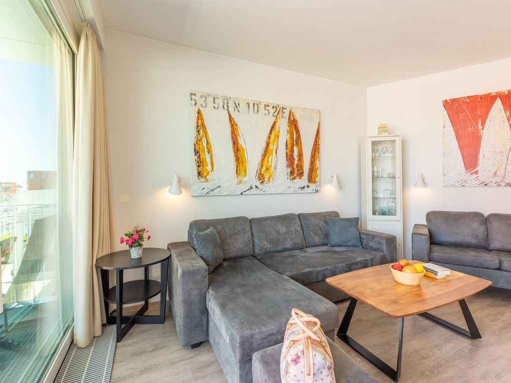 Komfortables Wohnzimmer mit gemütlicher Couch.