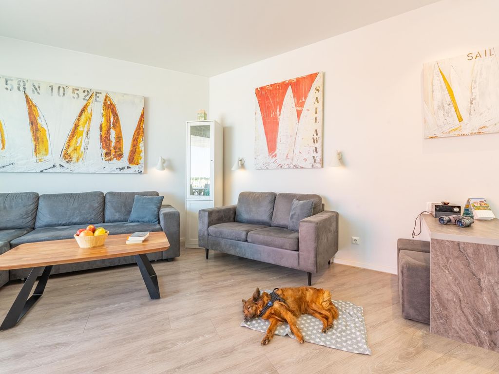 Komfortables Wohnzimmer mit gemütlicher Couch.