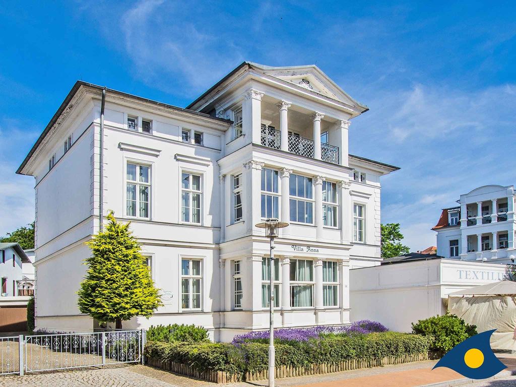Villa Anna Bansin: weiße Bädervilla mit Säulenbalkonen