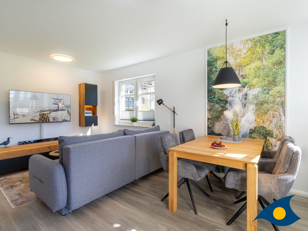 moderner Wohnbereich mit Küche und Zugang zum Balkon