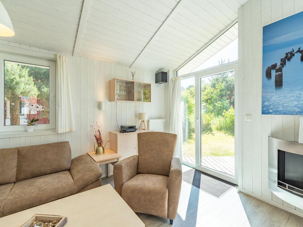 Wohnbereich mit Bioethanol-Ofen, TV und stilvoller Einrichtung.