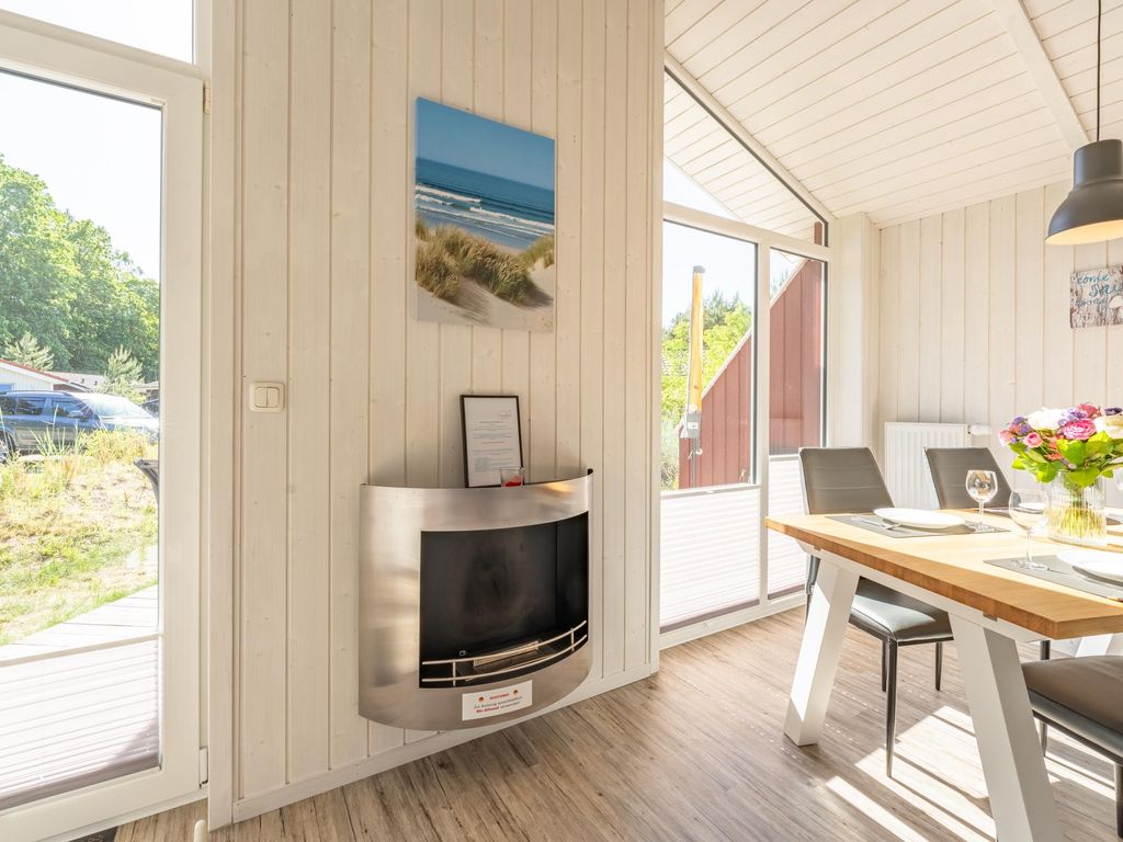Wohnbereich mit Bioethanol-Ofen, TV und stilvoller Einrichtung.