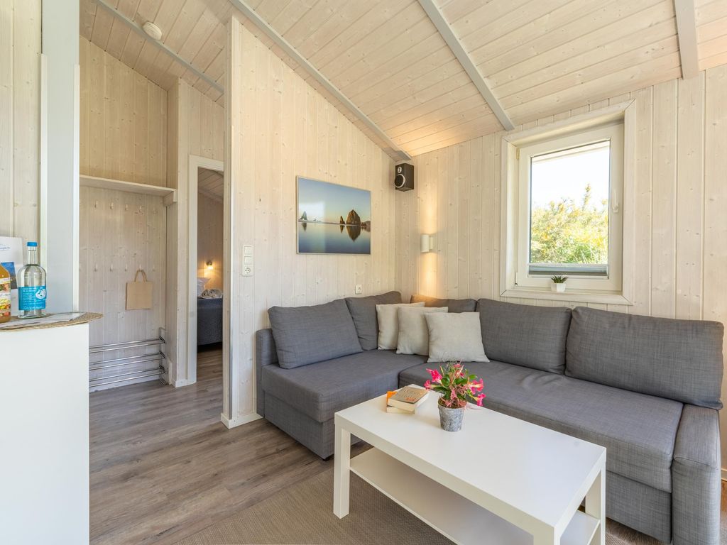 Komfortabler Wohnbereich mit gemütlicher Couch.